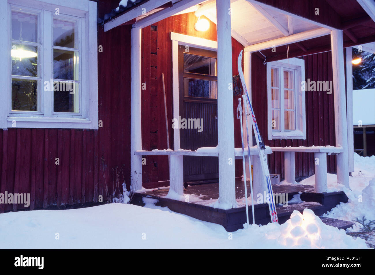Finnisches haus mit schneeleuchte finland finish house with snowlight