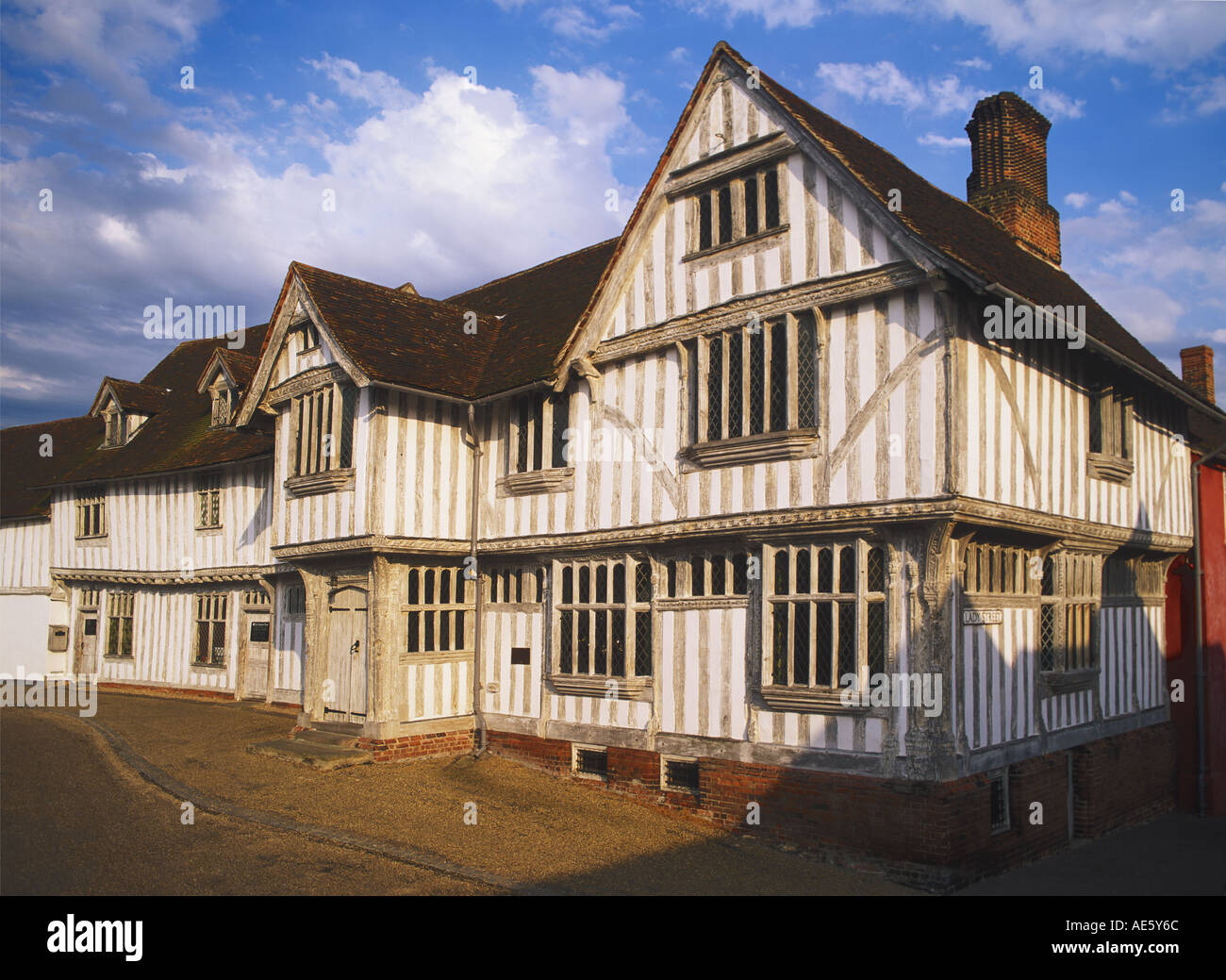 timber-frame-building-with-traditional-lime-wash-built-circa-1529-AE5Y6C.jpg