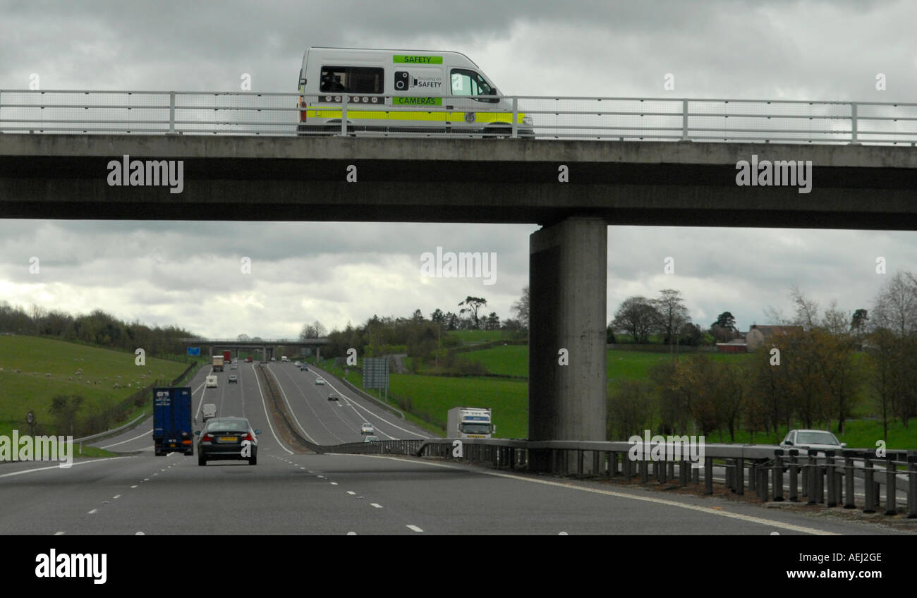 police-operated-mobile-speed-detection-camera-van-parked-on-a-motorway-AEJ2GE.jpg