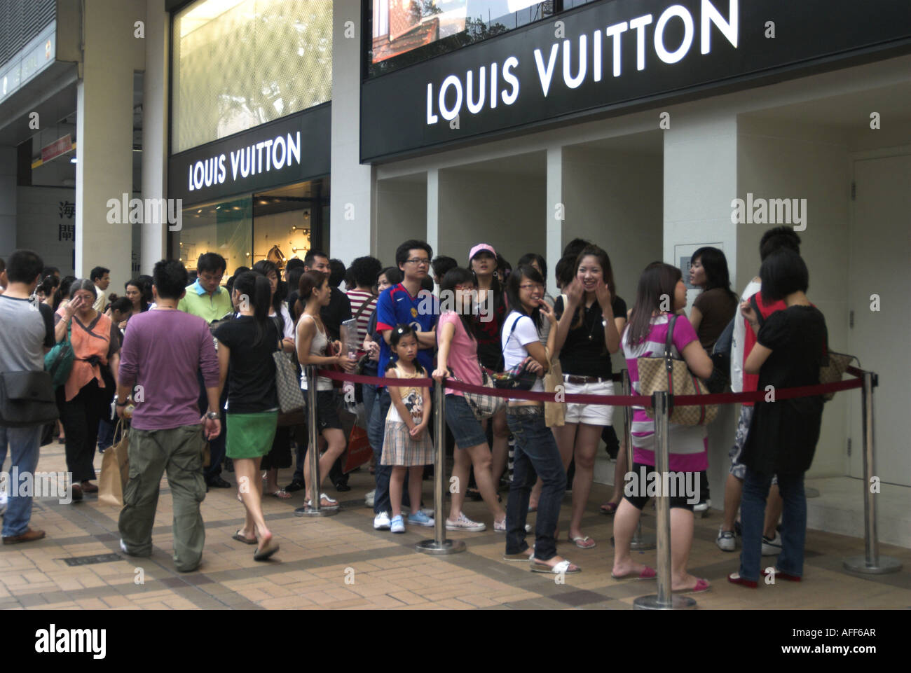 Louis Vuitton shop, Kowloon, Hong 0 the usual Saturday Stock Photo, Royalty Free ...