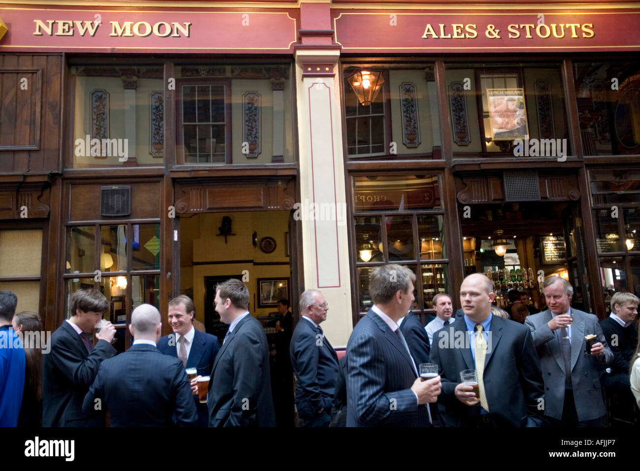 businesspeople-on-lunch-break-at-new-moon-pub-leadenhall-market-london-AFJJP7.jpg