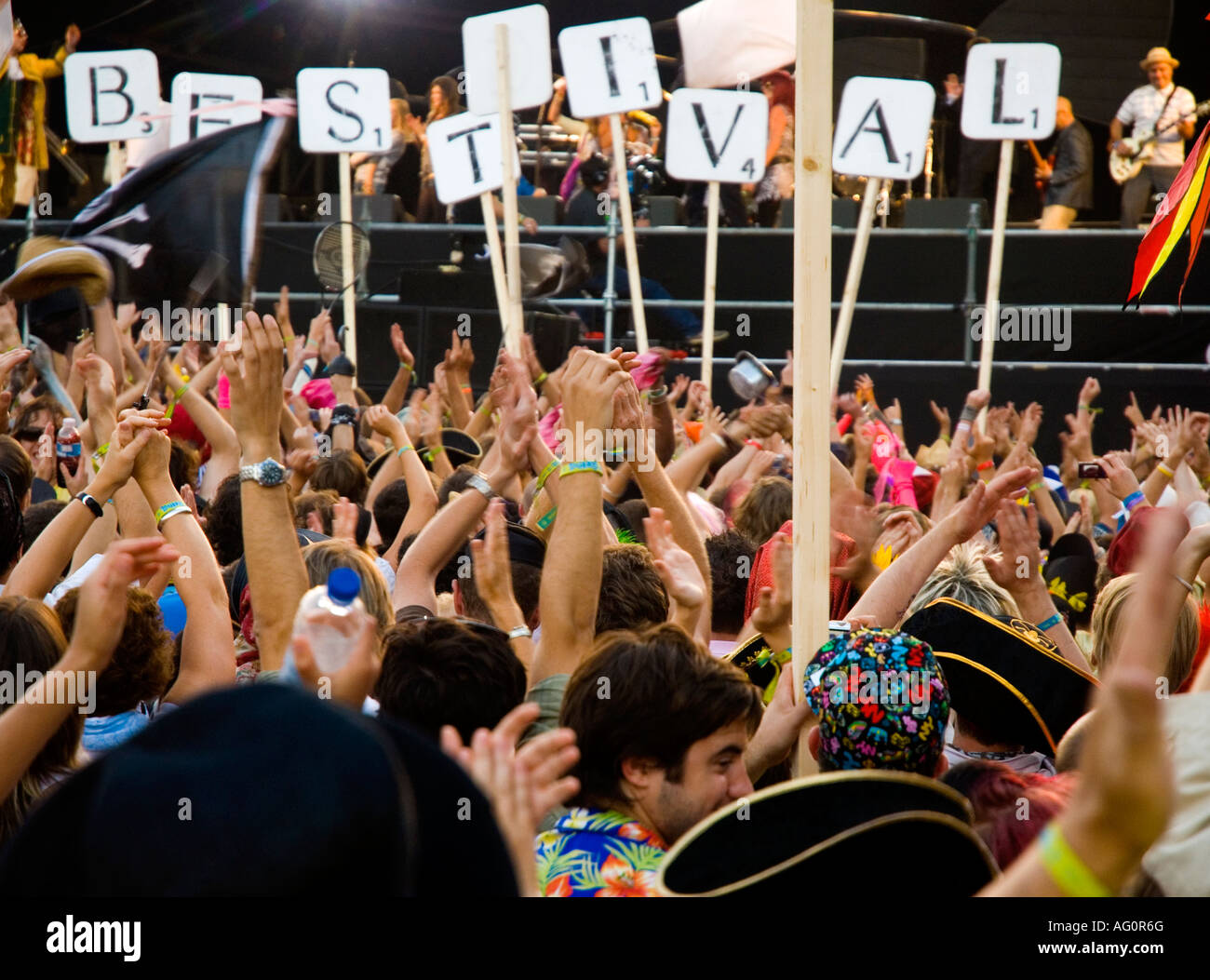 spectators-in-the-crowd-spell-out-bestiv
