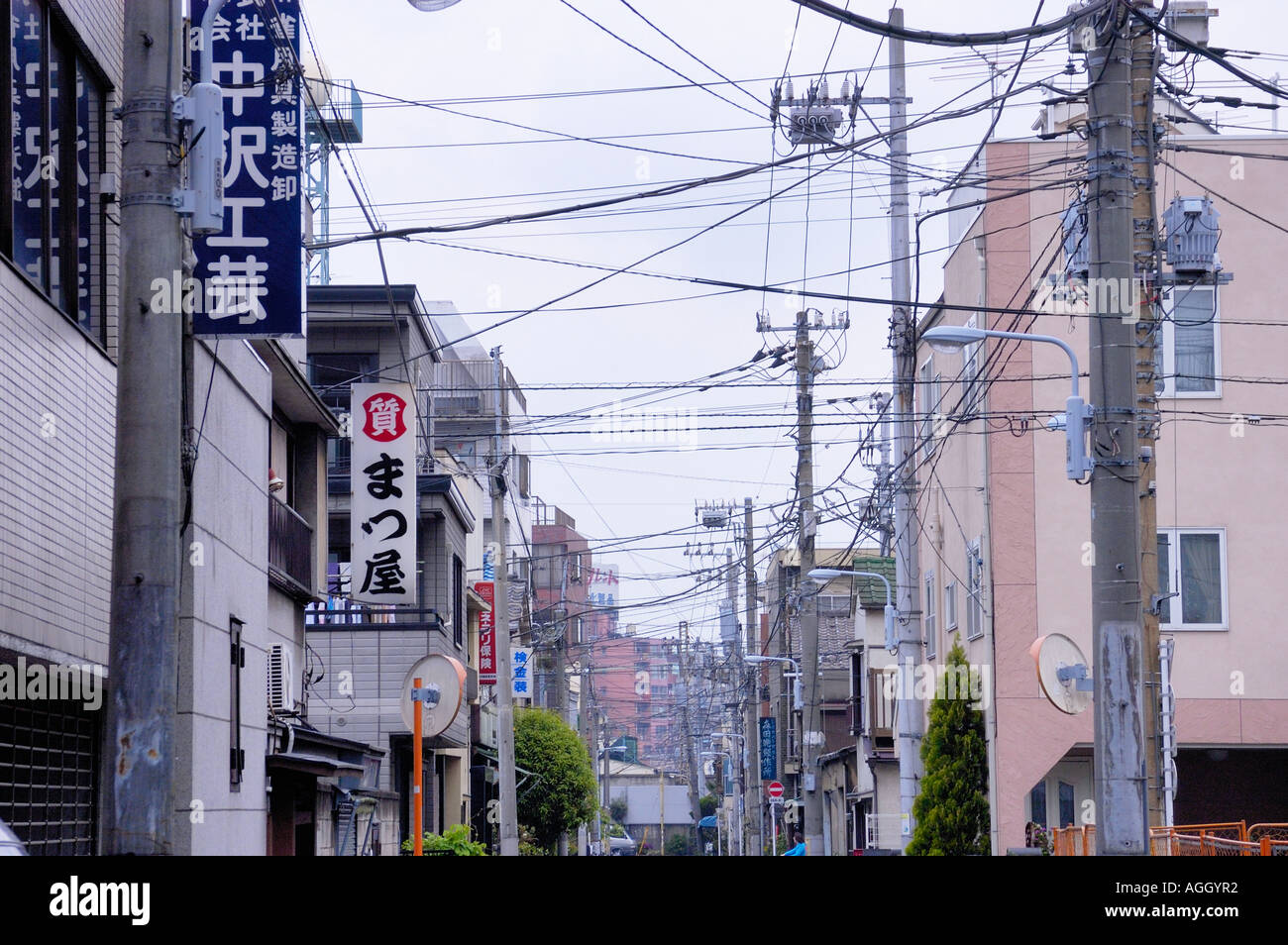 electric-cables-over-street-tokyo-japan-AGGYR2.jpg