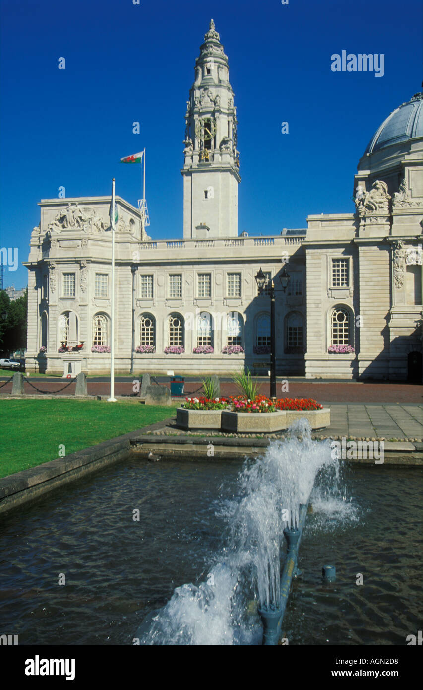 Prince Of Wales Fountains And Cardiff City Hall Cardiff South Stock