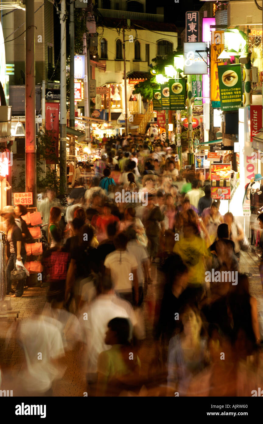 long-exposure-to-blur-movement-of-crowds