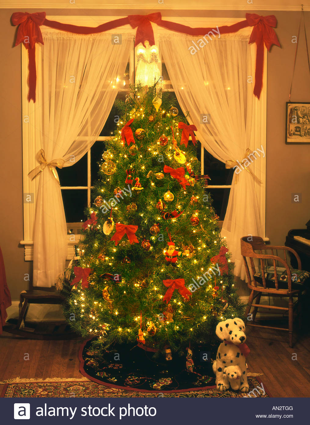 usa oregon decorated christmas tree displays in window usa oregon decorated christmas tree displays in window