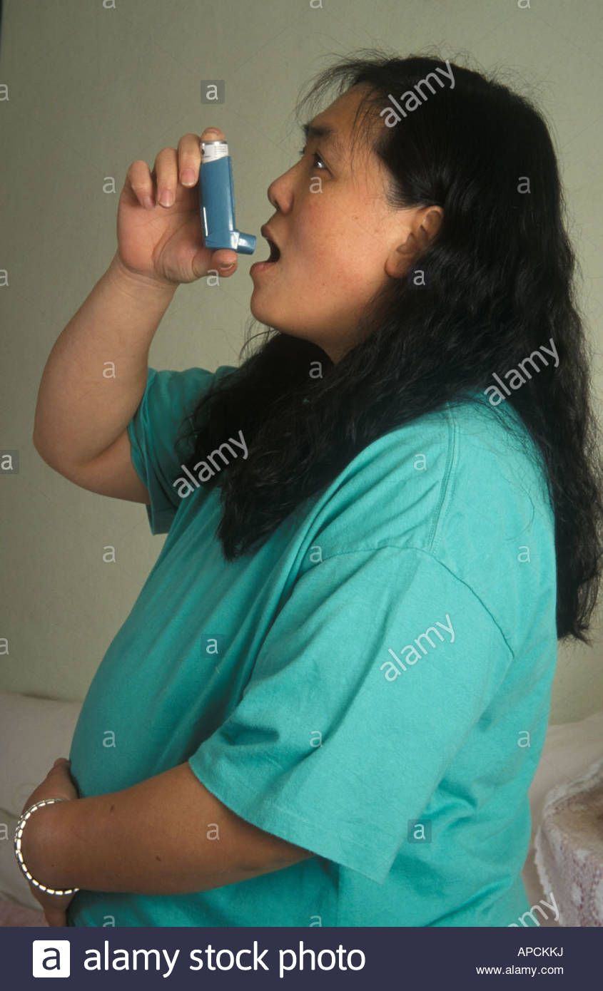 pregnant-woman-with-asthma-inhaler-APCKK