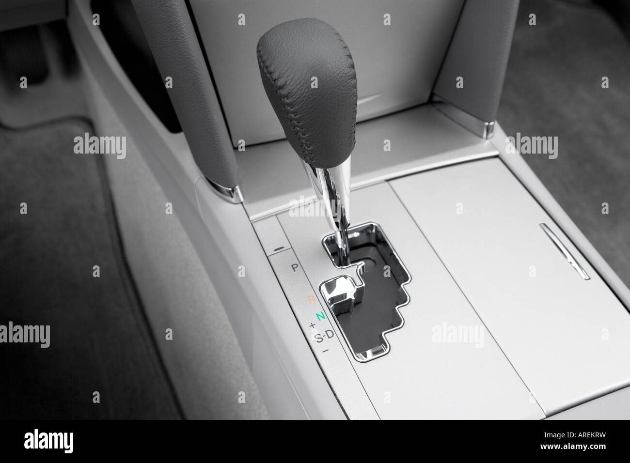 2007 Toyota Camry SE V6 in Gray Gear shifter/center console Stock