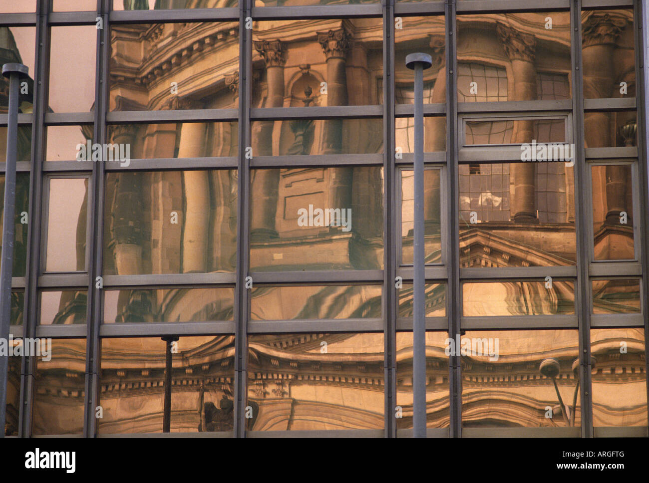 reflection-of-the-berlin-cathedral-in-th