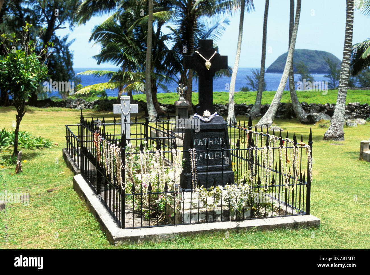 father-damian-s-grave-kalawao-molokai-hawaii-ARTM11.jpg