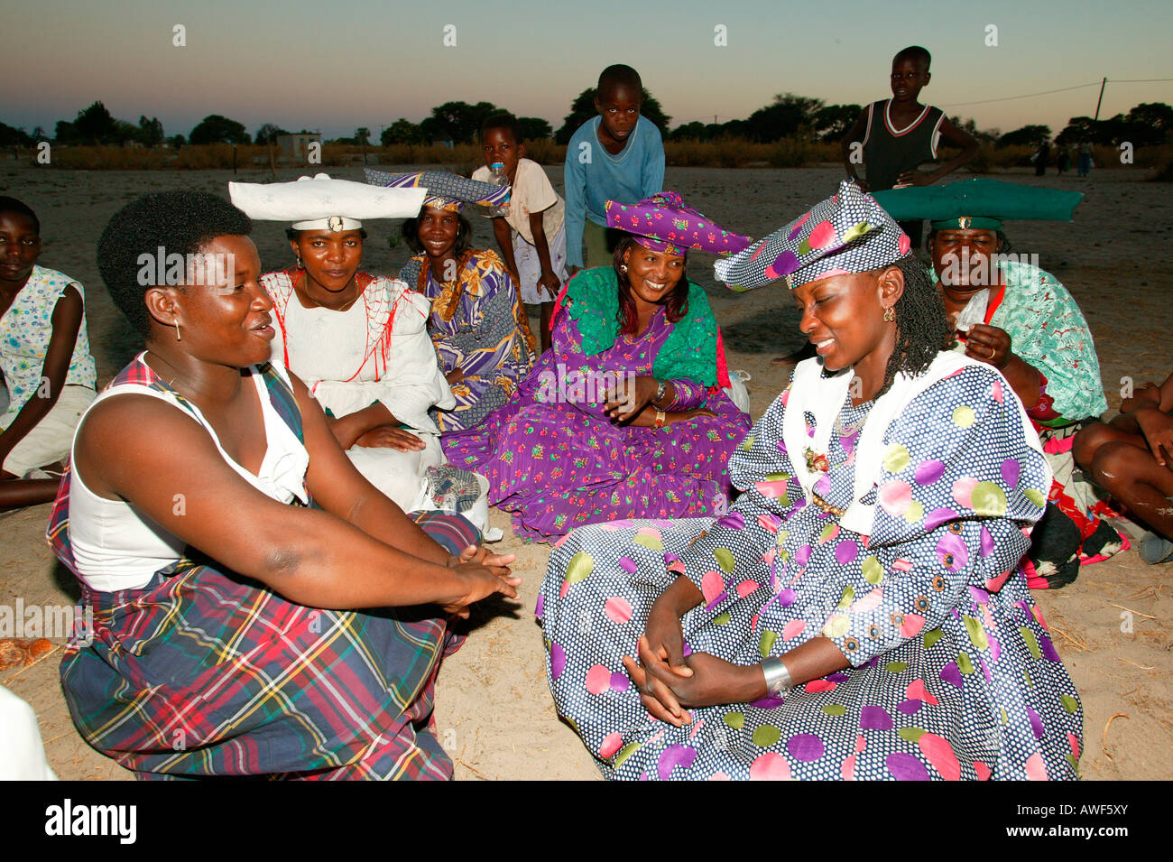 Women Of The Community Gathering Under The Village Tree Sehitwa Botswana Africa Stock Photo