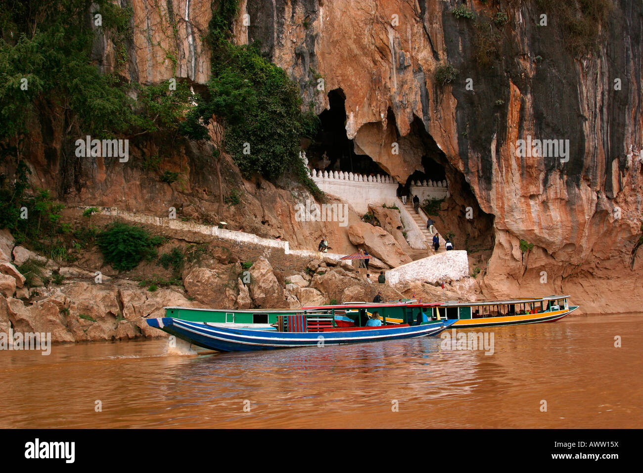 laos-luang-prabang-district-pak-ou-caves