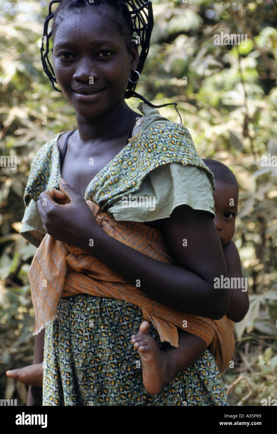 la-gongue-gabon-young-gabonese-rural-women-with-her-baby-in-a-sling-AX5P89.jpg