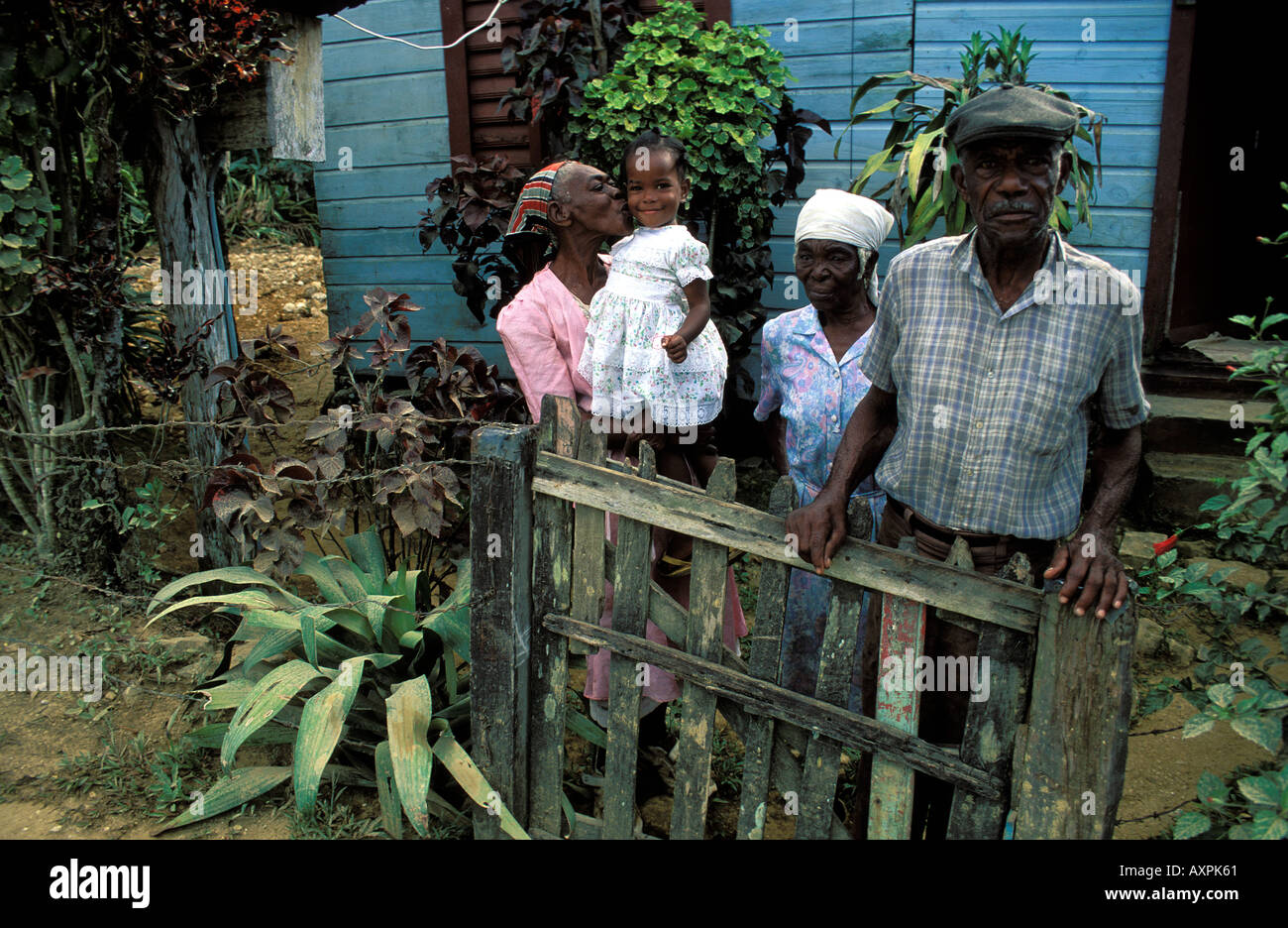 Portrait of a poor Jamaican family Stockfoto, Lizenzfreies Bild