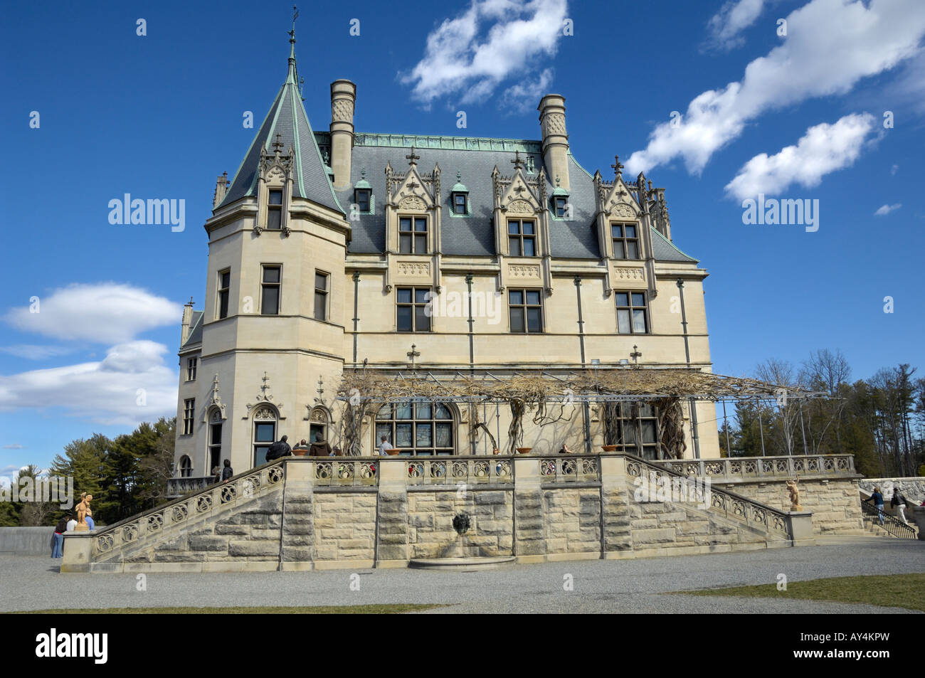 Stay Overnight on Biltmore Estate this Christmas Season Stay on Biltmore Estate. Vacation like a family friend of the Vanderbilts at our convenient Village Hotel, elegant Inn, or our charming Cottage, comprising the lodgings of Biltmore.
