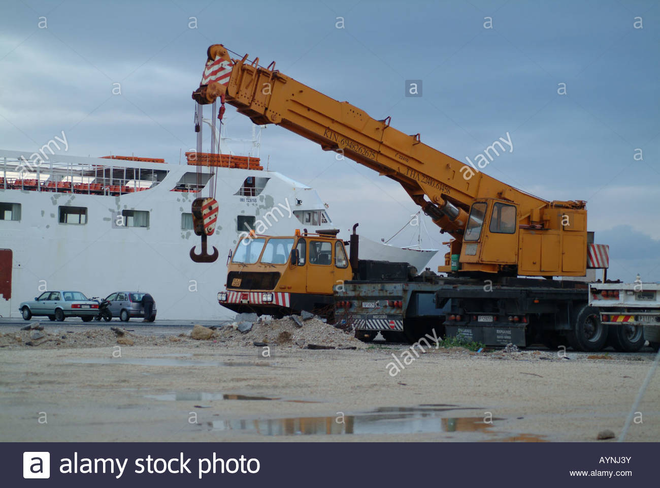 crane truck heavy duty lorry mounted mobile crane port vehicle lift