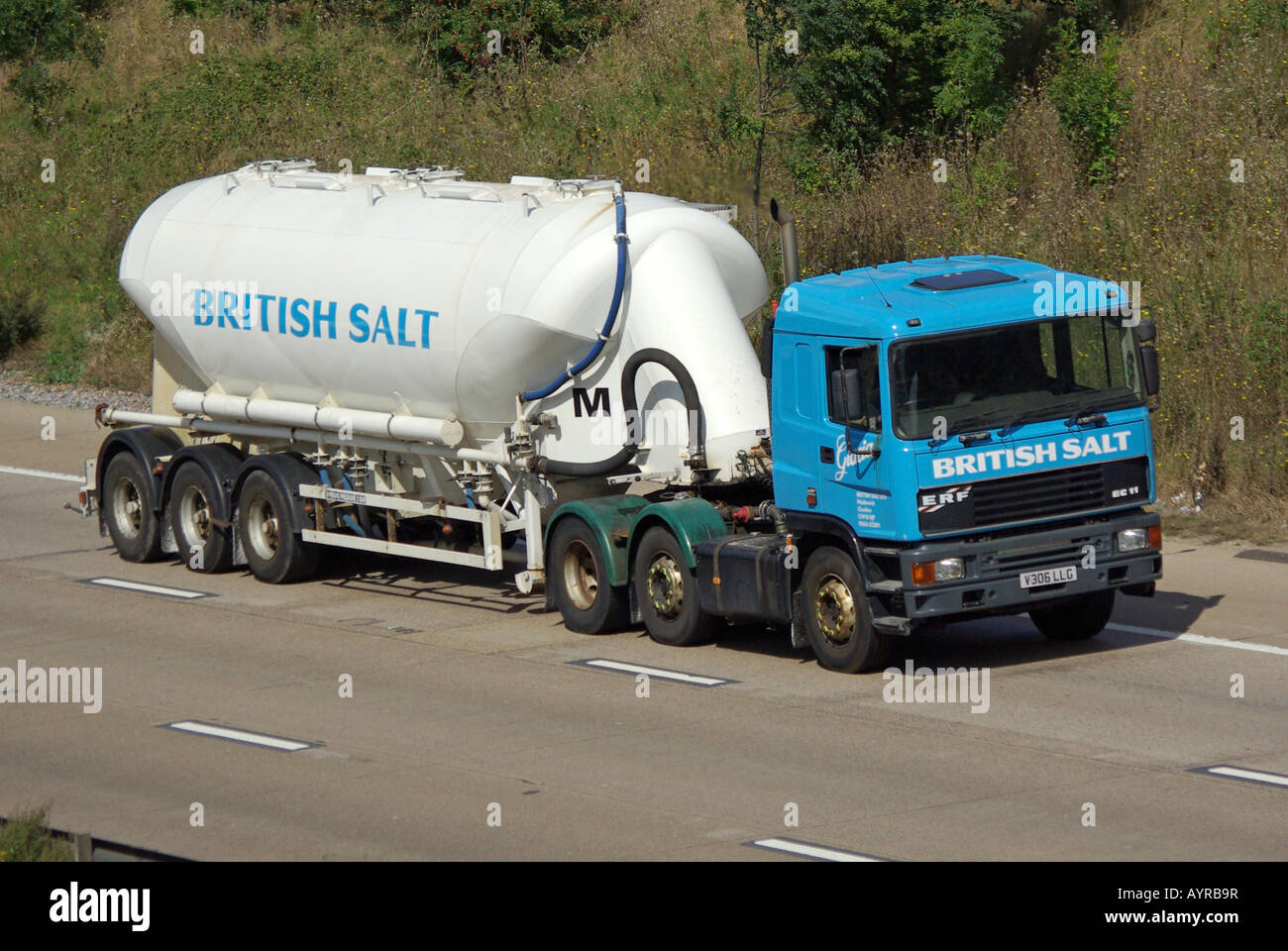 british-salt-bulk-carrier-tanker-erf-lorry-on-m25-motorway-AYRB9R.jpg