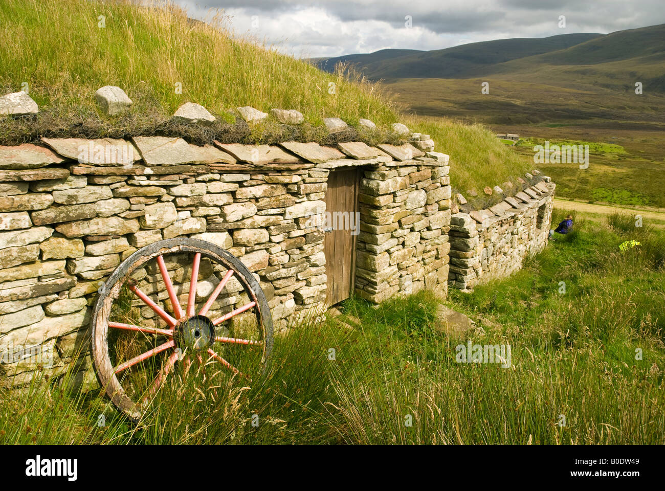Old farm house with turf roof at Rackwick, Isle of Hoy, Orkney Stock