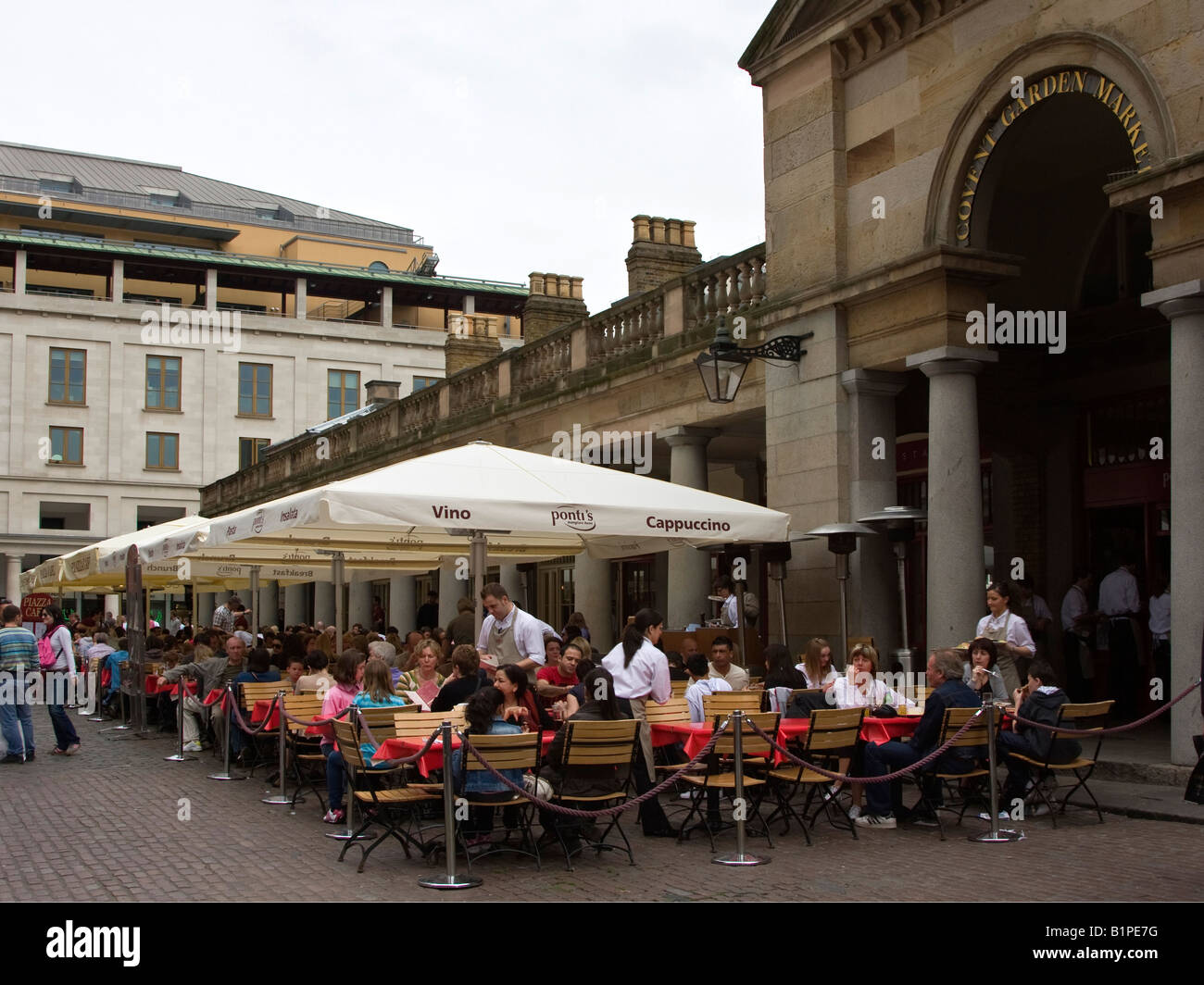Outdoor dining in Covent Garden Piazza pedestrian mall, London Stock