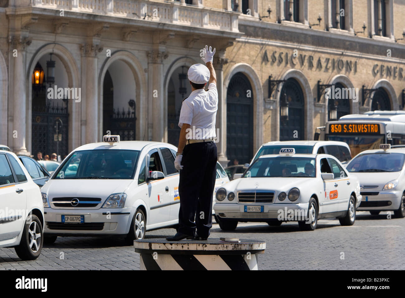 [Image: traffic-policeman-directing-traffic-in-r...B23PXC.jpg]