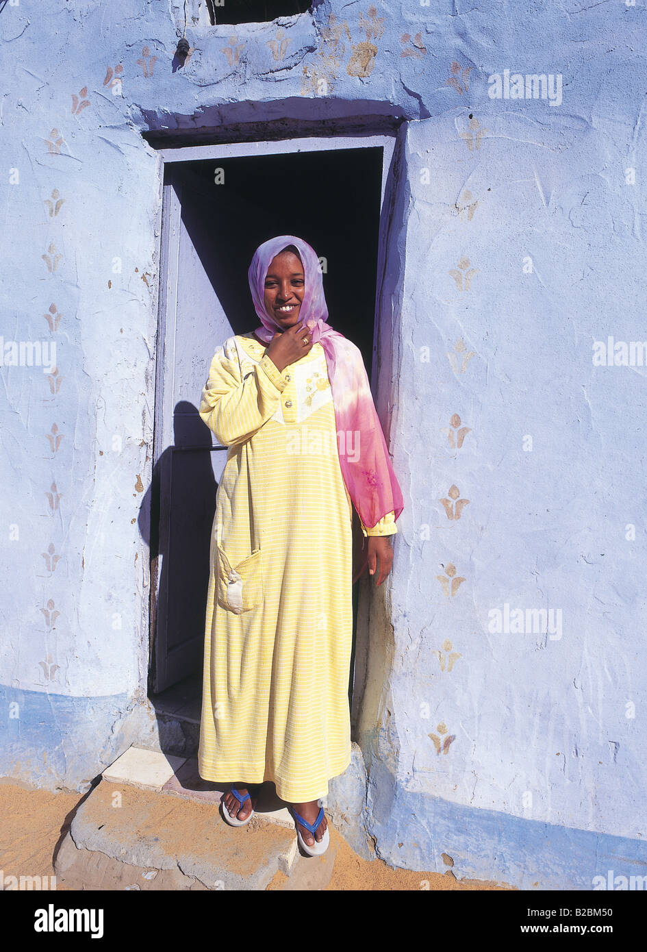 nubian-woman-at-aswan-egypt-B2BM50.jpg