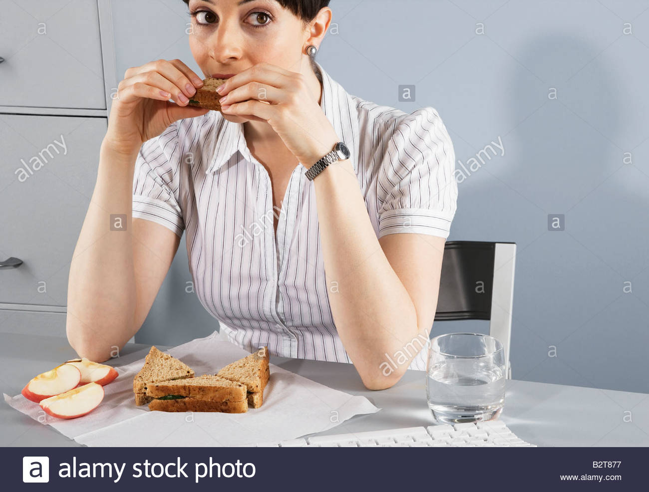 businesswoman-eating-healthy-lunch-at-de
