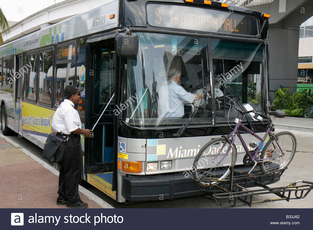 miami-florida-omni-bus-station-metrobus-bicycle-public-transportation-B33J62.jpg