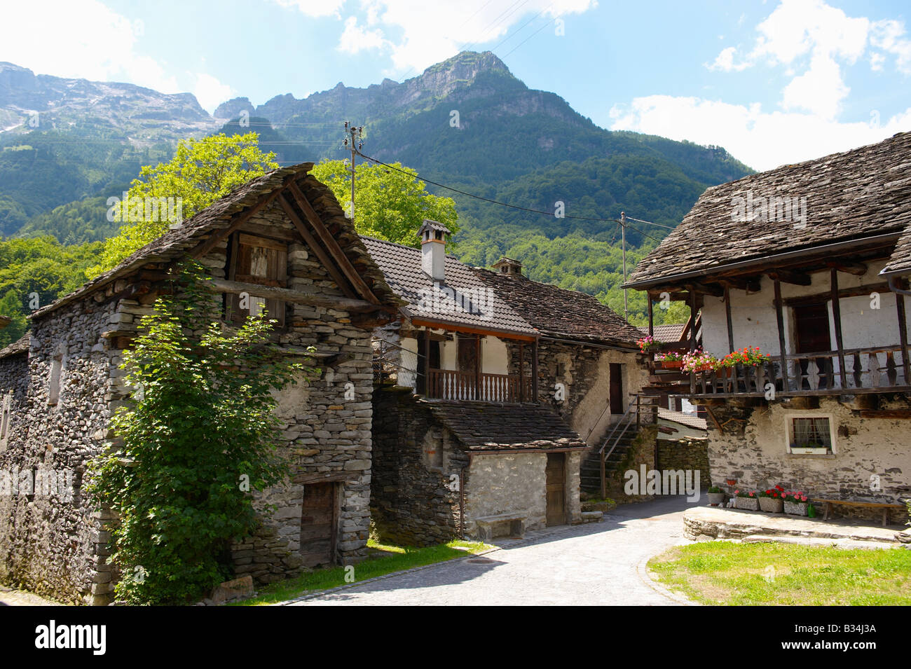 traditional-stone-farm-houses-costar-val-verzasca-tocino-swiss-alps-B34J3A.jpg