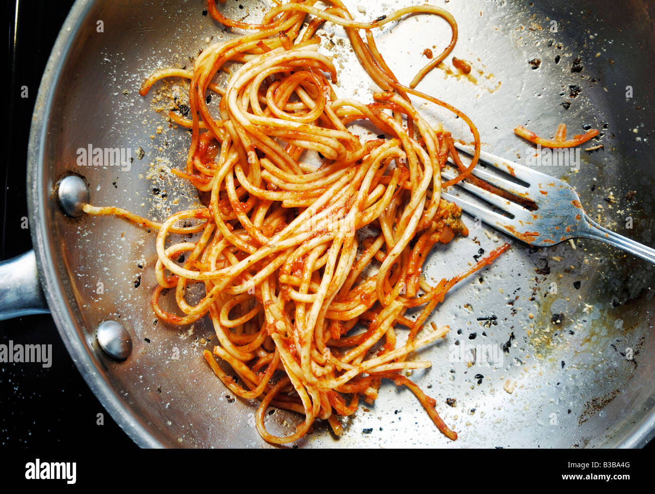 Leftover_Spaghetti_in_Frying_Pan-B3BA4G.