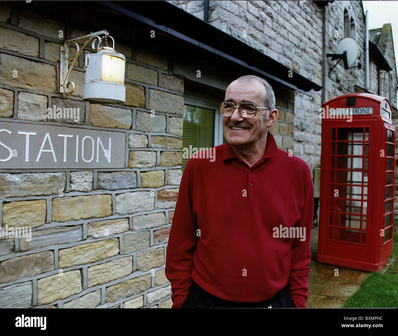 Jim Bowen comedian TV Presenter at his home Stock Photo, Royalty Free