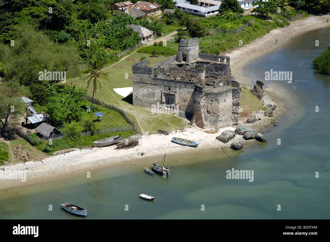 aerial-view-of-the-fort-on-kilwa-kisiwani-tanzania-kilwa-was-a-huge-B3XTKM.jpg