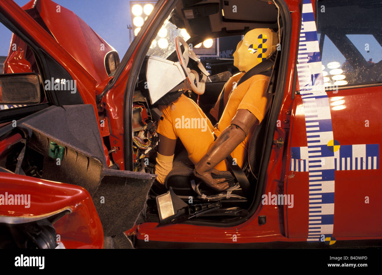 car-security-crash-tests-small-approx-fiat-tipo-1991-without-air-bag-B4DWPD.jpg