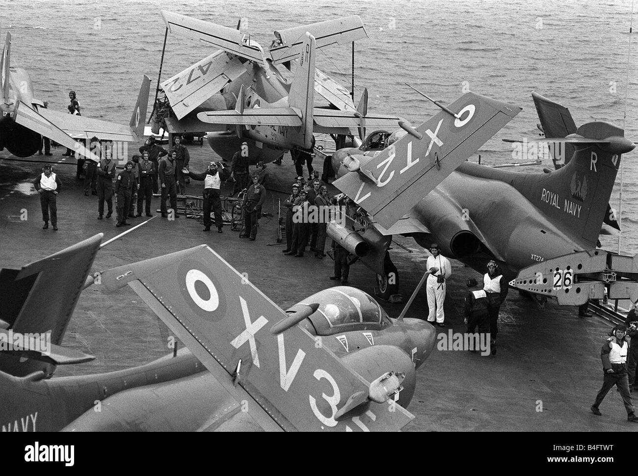 a-mcdonnell-douglas-phantom-fg1-f-4k-a-fairey-gannet-and-2-blackburn-B4FTWT.jpg