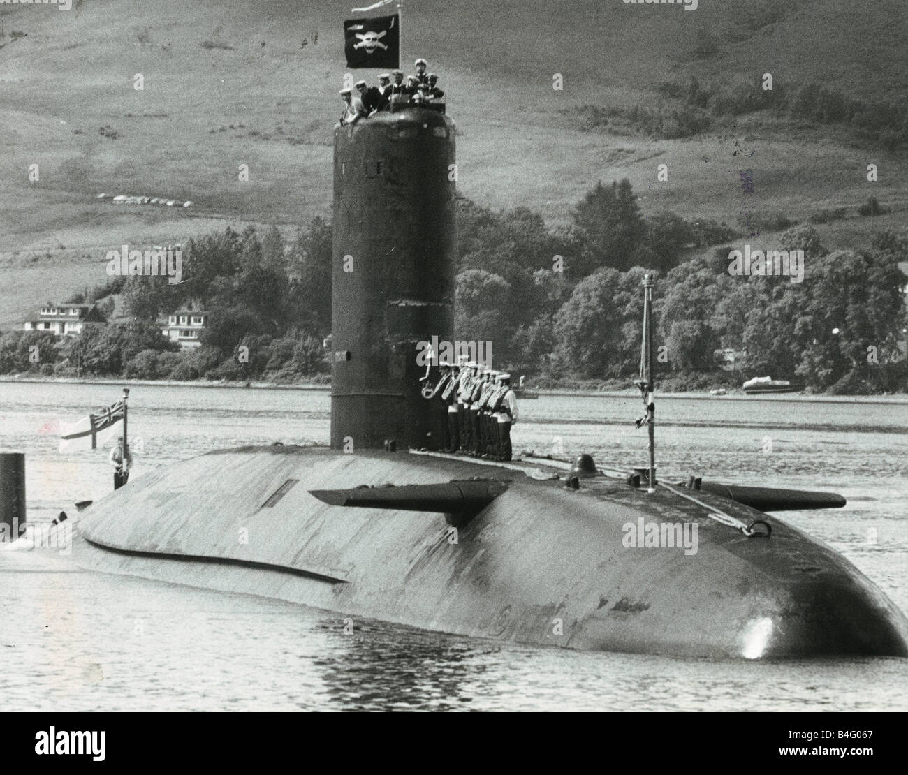 hms-conqueror-submarine-returns-to-fasla