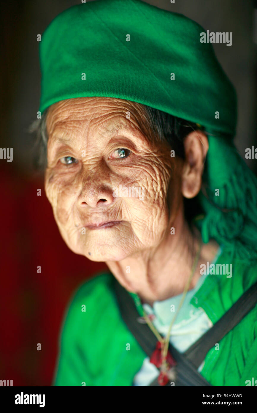 Stock Photo - White Hmong tribeswoman at Lung Dam village, Ha Giang Province, Vietnam - white-hmong-tribeswoman-at-lung-dam-village-ha-giang-province-vietnam-B4HWWD