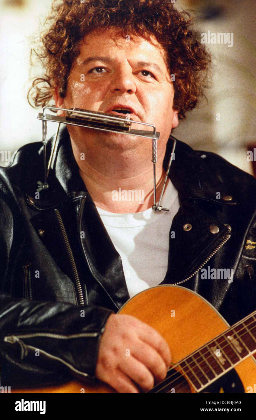 robbie-coltrane-actor-playing-harmonica-and-guitar-B4J0A0.jpg
