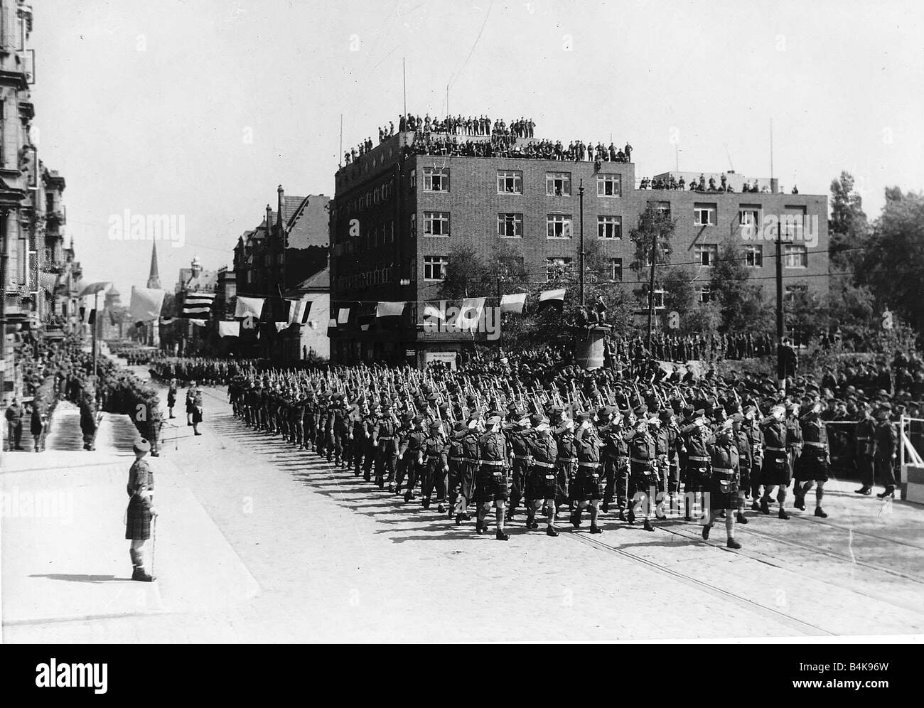 WW2 May 1945 Victory March Of 51st Highland Division At Bremerhaven ...