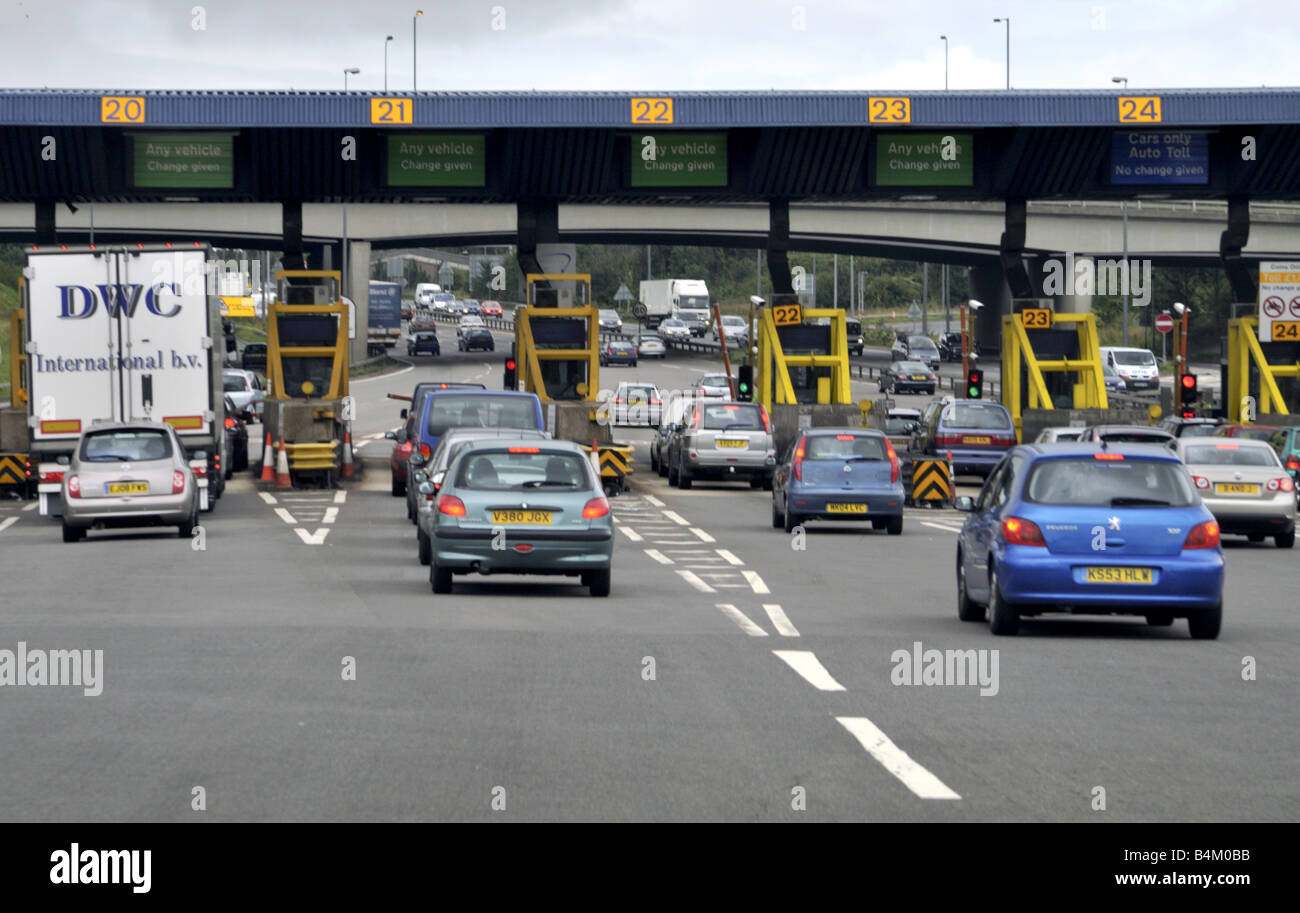 Dartford_Bridge_crossing_toll_booths_UK-
