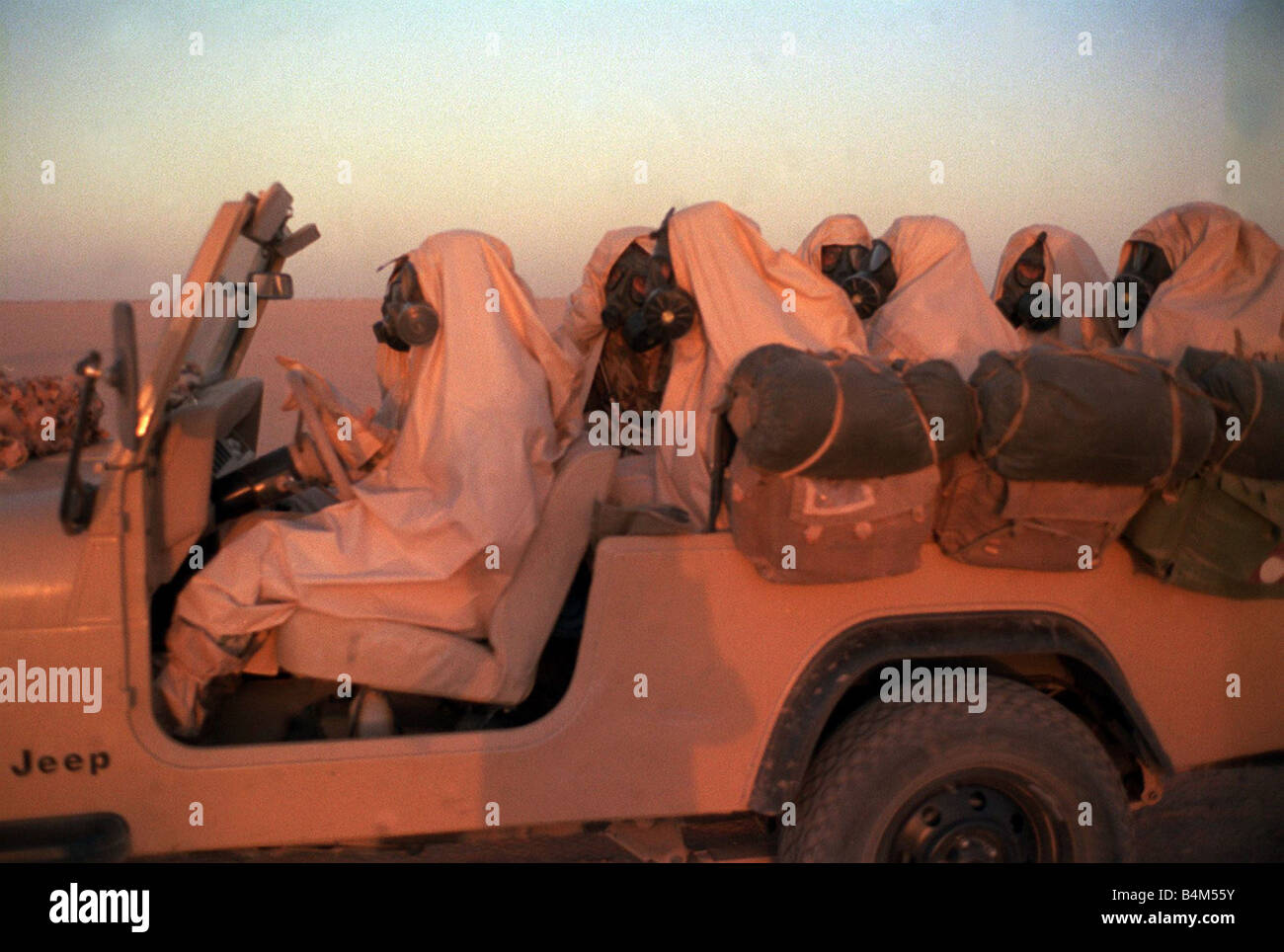 gulf-war-operation-desert-storm-egyptian-sas-soldiers-wearing-gas-B4M55Y.jpg