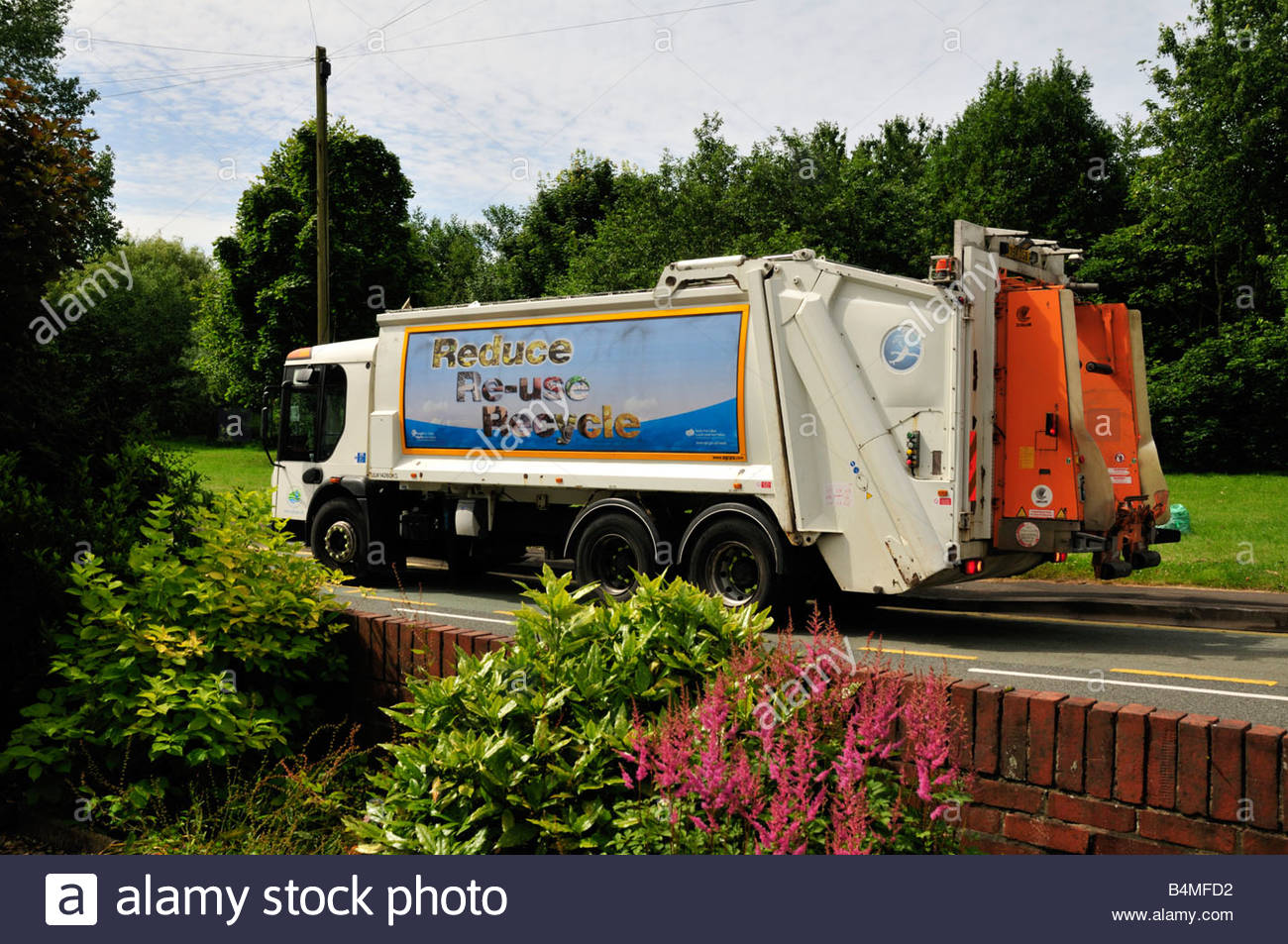 Council refuse rubbish collection lorry dustcart Stock Photo, Royalty