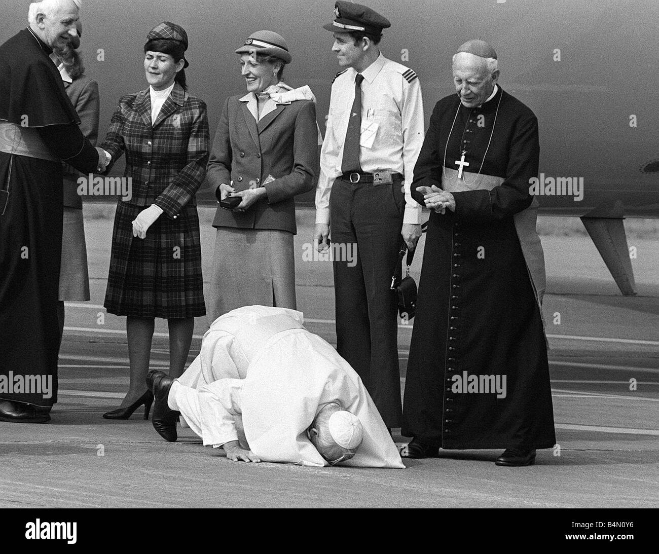 Pope John Paul II kneels down and kisses the ground at Cardiff Stock Photo, Royalty Free Image