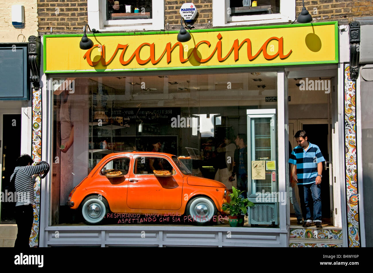 fiat-500-portobello-road-market-notting-hill-london-restaurant-orancina-B4WY6P.jpg