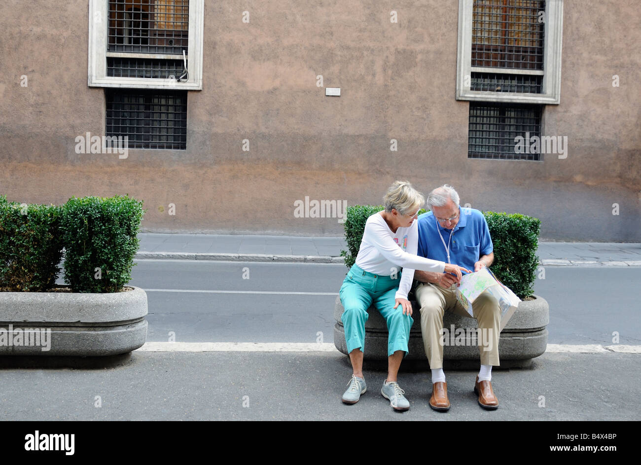 senior-citizens-sightseeing-in-rome-B4X4