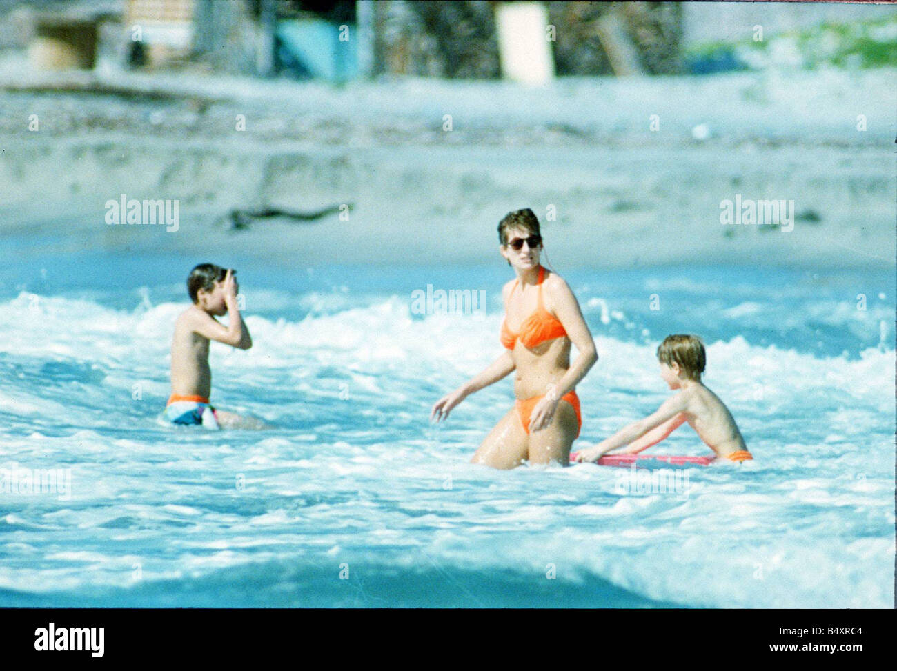 princess-diana-on-holiday-on-nevis-island-january-1993-with-her-children-B4XRC4.jpg