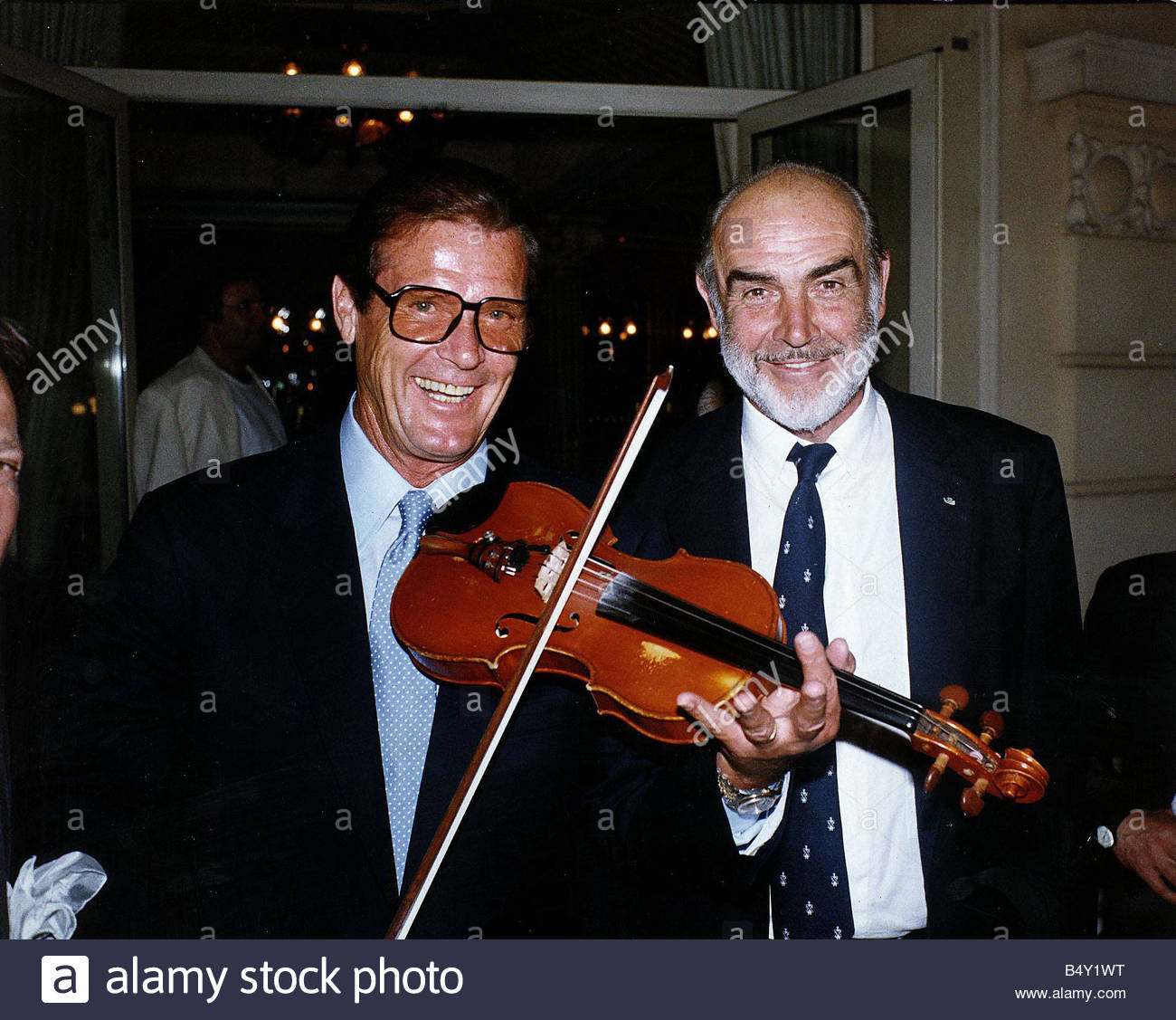 sean-connery-and-roger-moore-actors-from-james-bond-films-meet-whilst-B4Y1WT.jpg
