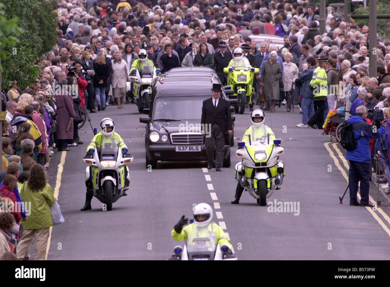 Jill Dando Funeral Procession May 1999 Leaves The Clarence Park Stock jill-dando-funeral-procession-may-1999-leaves-the-clarence-park-stock