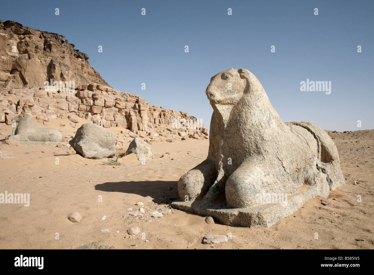 the-temple-of-amun-and-the-holy-mountain-of-jebel-barkal-gebel-barkal-B585N5.jpg