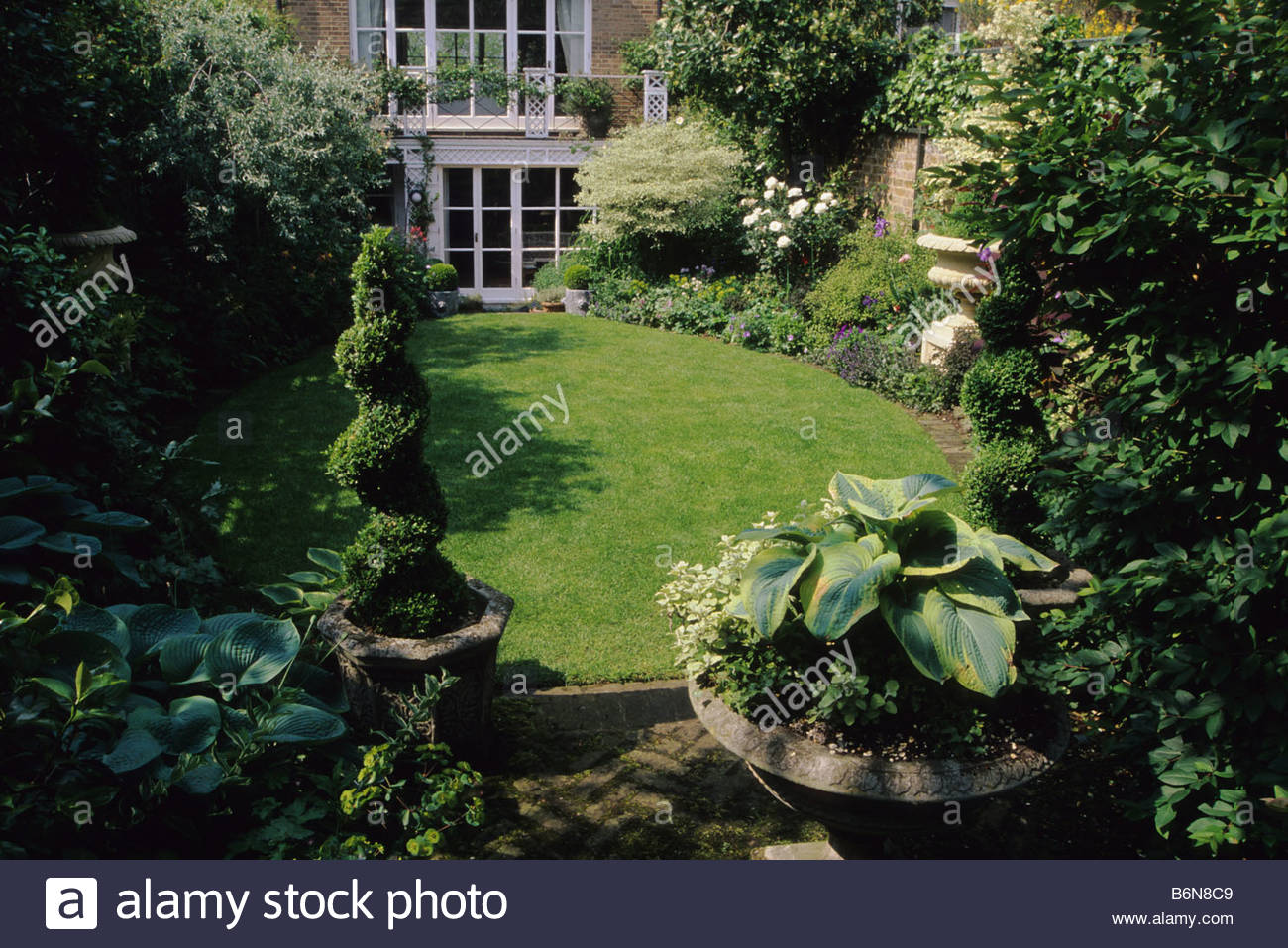 camden hill square london small town garden design penelope hobhouse view across lawn towards house - Garden Design On A Hill camden hill square london small town garden design penelope hobhouse view across lawn towards house - Garden Design On A Hill