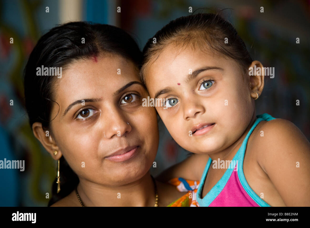 Brown eyed Indian mother with her green eyed daughter. Hazira, Surat, Gujarat. - brown-eyed-indian-mother-with-her-green-eyed-daughter-hazira-surat-B8E2NM