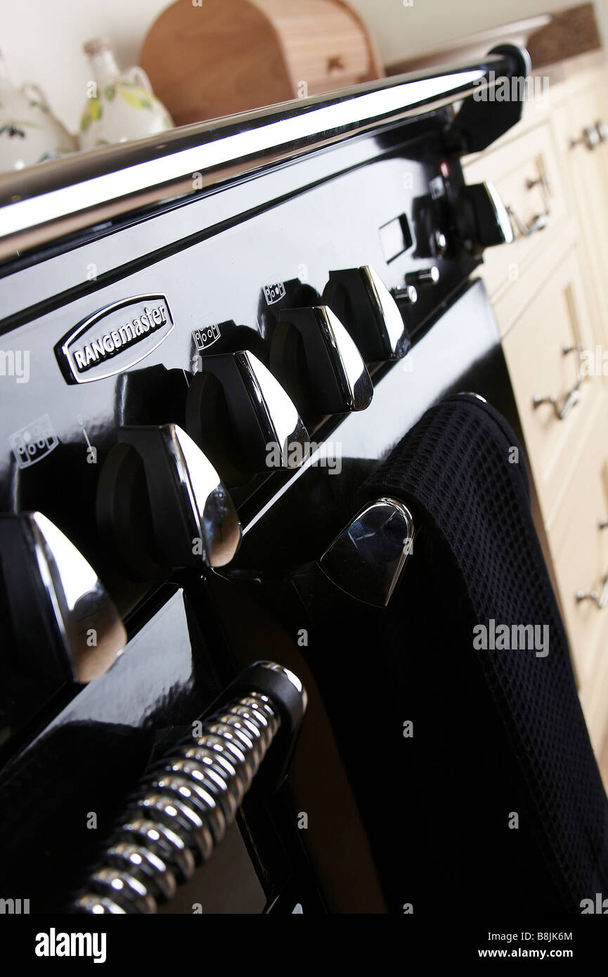 close-up-of-a-cooker-in-a-kitchen-B8JK6M